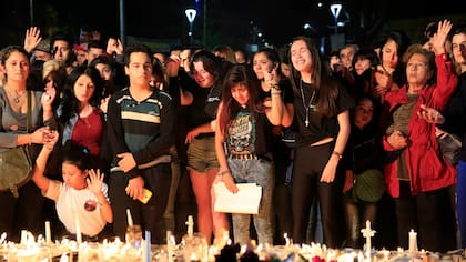 El dolor invadió Grand Bourg, el recuerdo de las víctimas se mezcló con el reclamo de justicia.