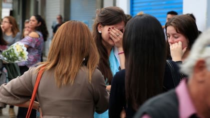 Amigos y vecinos se acercaron a la escuela de danza para llevar flores y acompa?ar en el difícil momento a los familiares de las víctimas.