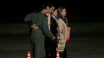 Anoche familiares de las víctimas esperaban en Palomar la llegada de los cuerpos.