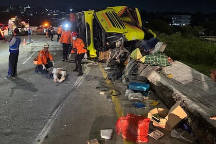 Al menos 16 muertos en un choque de autobús en Indonesia