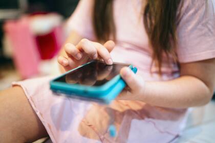 Al menos 19 estados implementaron regulaciones similares o recomendaron a los distritos escolares la adopción de normativas que limiten el uso de celulares (Archivo)
