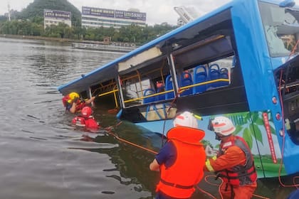 Iban camino a rendir sus exámenes de ingreso a la universidad cuando el vehículo atravesó una barrera y se hundió en el lago Hongshan