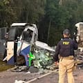 Al menos 23 muertos tras un choque frontal entre un micro que transportaba pacientes médicos y un camión