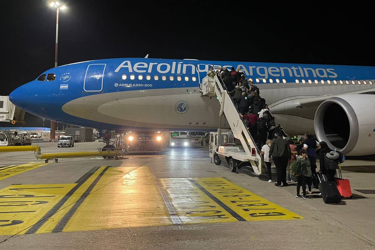 Al menos 244 argentinos evacuados desde Israel llegaron esta tarde a Roma y embarcaron de regreso a Buenos Aires