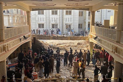 Al menos 25 personas murieron y 120 resultaron heridas en la explosión de una mezquita en un cuartel de policía en Pakistán el 30 de enero, dijo un funcionario del gobierno local