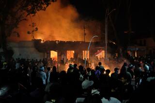 Al menos 3 muertos tras incendio provocado en parlamento regional de Indonesia