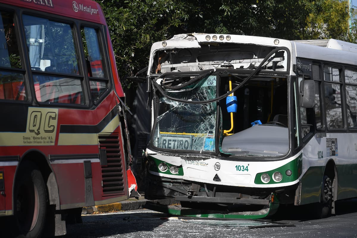 Al menos 35 personas sufrieron heridas esta mañana al chocar dos colectivos en el barrio porteño de Flores