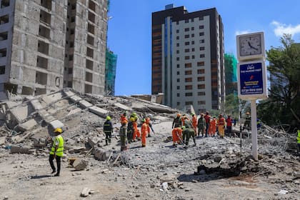 Al menos 4 personas siguen atrapadas tras derrumbe de edificio en construcción en capital de Kenia