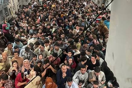 Al menos 640 civiles afganos desembarcaron en Qatar de la aeronave estadounidense