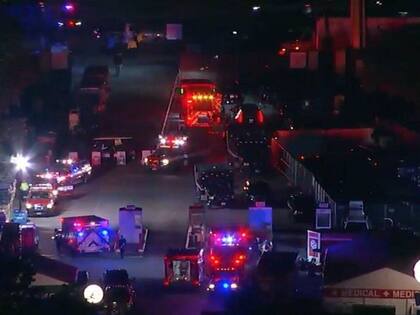 El movimiento de ambulancias y móviles policiales fuera del estadio tras la avalancha