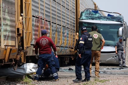 Al menos 8 muertos y 45 heridos en choque entre ferrocarril y autobús en el centro de México