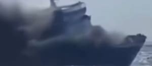 Un dramático incendio en un ferry de Indonesia obligó a pasajeros a arrojarse al mar para sobrevivir