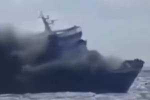 Un dramático incendio en un ferry de Indonesia obligó a pasajeros a arrojarse al mar para sobrevivir