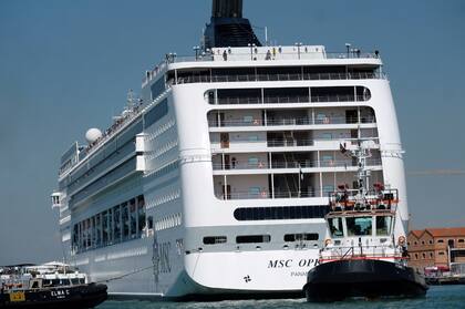 El MSC Opera puede transportar más de 2500 pasajeros y alberga un teatro, una sala de baile y un parque acuático para niños