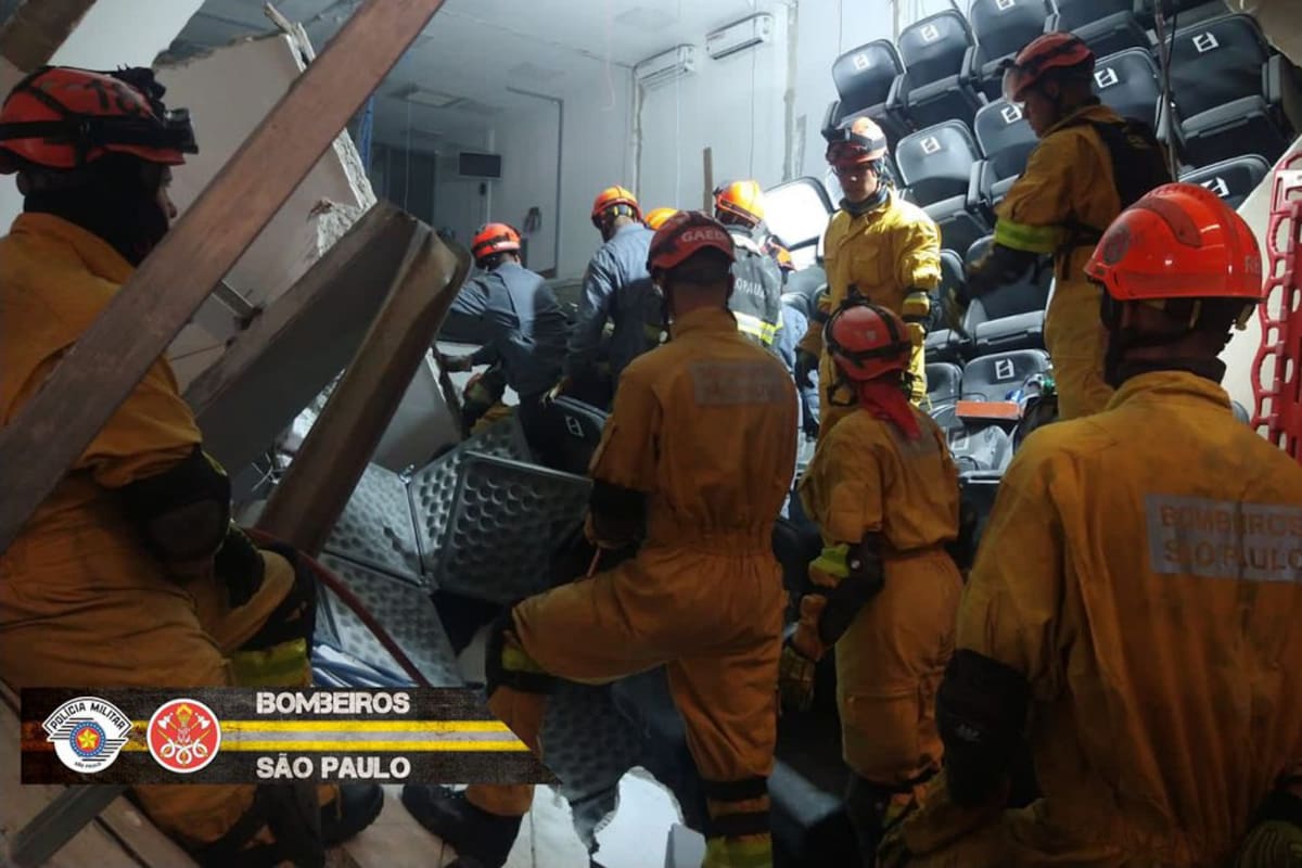 Al menos nueve personas murieron luego de que se derrumbara un auditorio en un acto político.