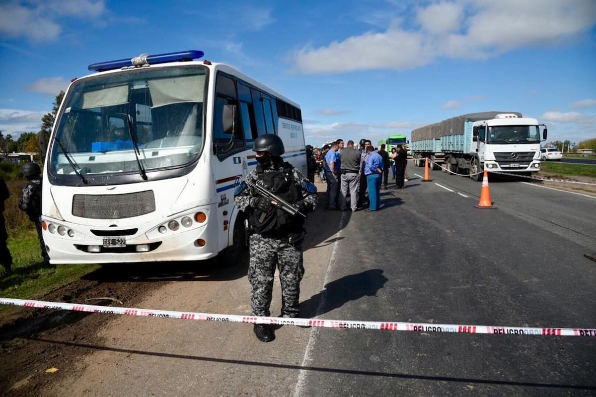 Al menos nueve presos se fugaron en medio de un tiroteo en la autopista de Santa Fe