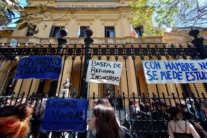 Al menos once escuelas de la Ciudad de Buenos Aires permanecían esta mañana tomadas por sus estudiantes