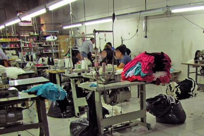 Según datos de la Cámara Industrial Argentina de la Indumentaria, la producción de ropa en talleres clandestinos les genera un impacto mayor a la importación sobre su negocio.