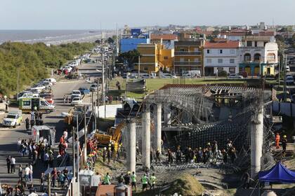 Al menos seis personas resultaron heridas por el derrumbe este mediodía de una losa en una obra en construcción en la localidad balnearia de Santa Teresita