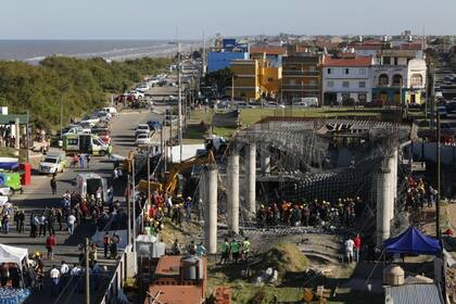 Al menos seis personas resultaron heridas por el derrumbe este mediodía de una losa en una obra en construcción en la localidad balnearia de Santa Teresita
