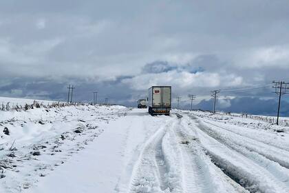 Al menos siete muertos y escolares arrastrados por inundaciones y nieve en Sudáfrica