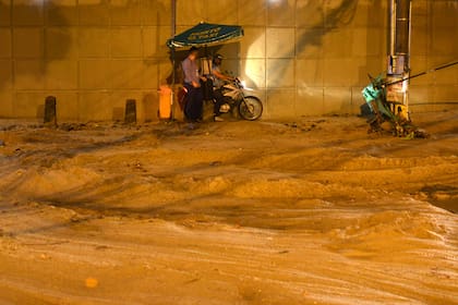 Al inicio de la madrugada, el aguacero provocó una avalancha en la favela del morro da Babilonia, en Leme, uno de los extremos del barrio de Copacabana, que arrasó varias casas de la comunidad