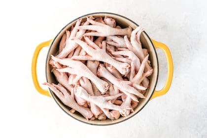 Al menos tres o cuatro patas de pollo pueden contener 17 gramos de colágeno