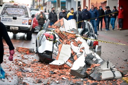 Un auto destrozado por la caída de una estructura al paso del huracán