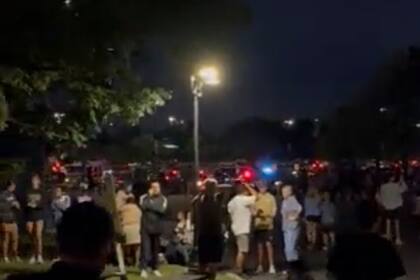 Al menos tres personas resultaron heridas en un tiroteo frente a un parque de diversiones de Illinois.