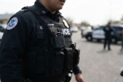 Al menos un agente del ICE en cada operativo deberá llevar una cámara corporal activa