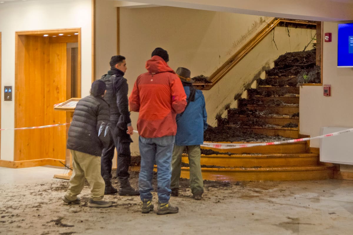 Al menos un muerto y tres heridos por un alud que entró al hotel Villa Huinid en Bariloche