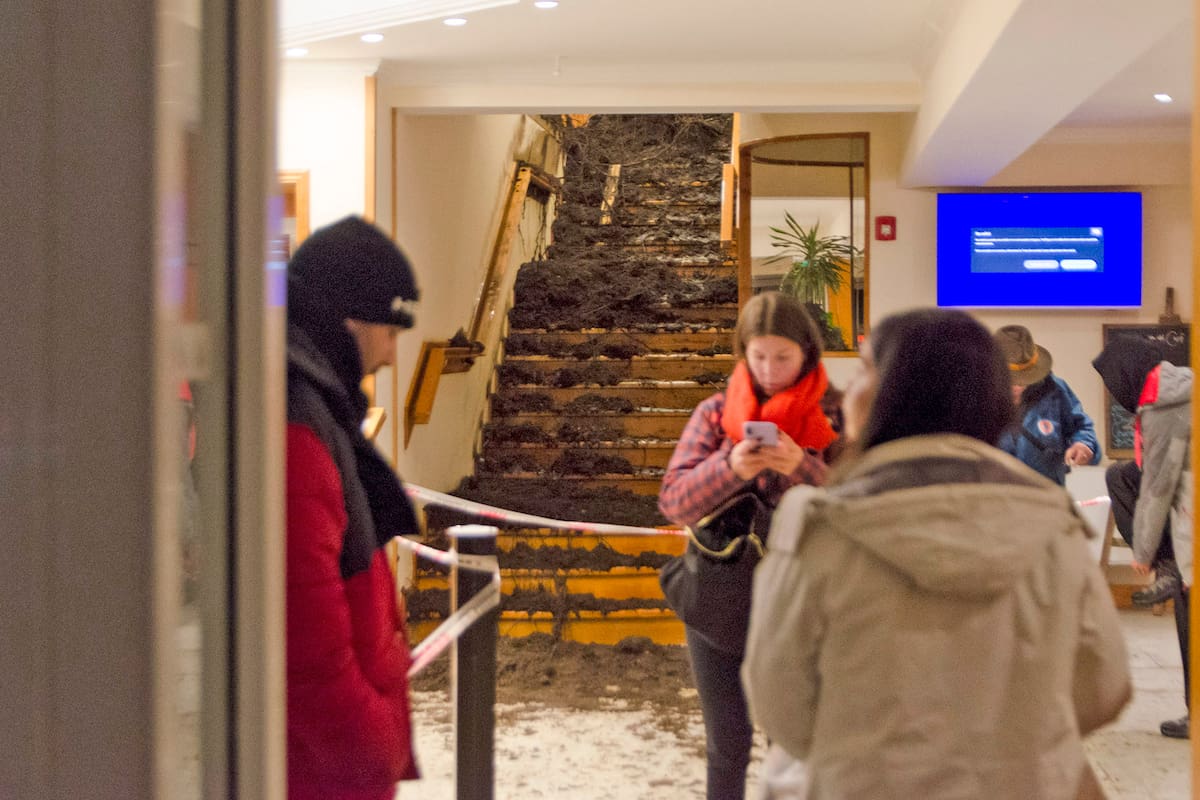 Al menos un muerto y tres heridos por un alud que entró al hotel Villa Huinid en Bariloche
