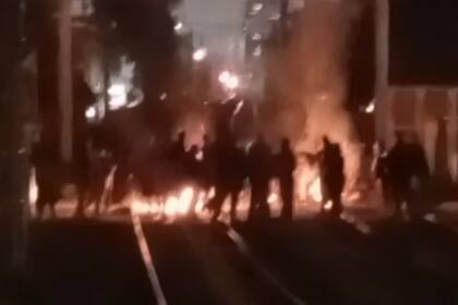 Al menos una decena de personas se amontonó sobre las vías del tren Roca