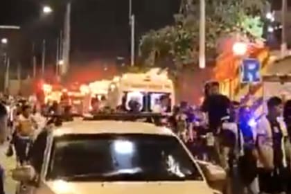 Al menos una persona murió y otras 60 resultaron heridas el viernes por el colapso de un muro