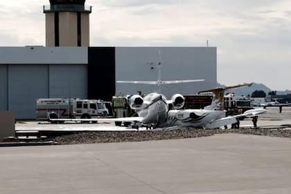 Al menos una persona murió y otras resultaron heridas después de que dos jets privados chocaron el lunes en el Aeropuerto de Scottsdale en Arizona