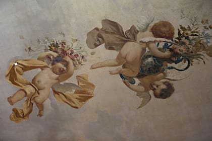 Al mirar hacia arriba, se pueden admirar los frescos del techo que retratan la lucha de la medicina contra la enfermedad