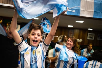 Al mirar un partido importante, el cerebro entra en modo lucha o huida y se enfoca en sobrevivir; por ende, tiene que elegir qué funciones del organismo priorizar y cuáles no