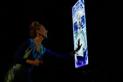 Al modo de Orwell, la pieza plantea la existencia de un ser omnipresente y digitador