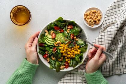 Al momento de hacer dieta muchas veces no se contemplan aspectos como las emociones, el metabolismo, la genética, la actividad física o el intestino