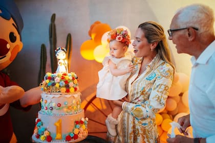 Al momento de soplar la velita, la protagonista del día cambió su vincha blanca por una de coloridas flores, como las que usaba Frida Kahlo
