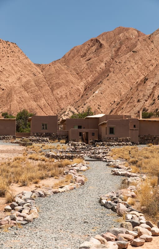 Al Museo en los cerros (MEC), en la Quebrada de Huichaira, llega sólo el que quiere: no hay cartel que señale el acceso, a 4 km de la RN 9 por camino de ripio.