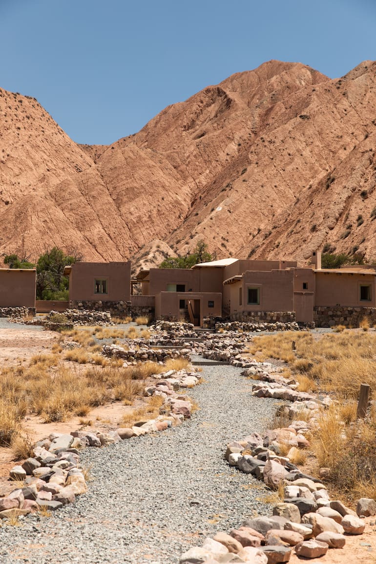 Al Museo en los cerros (MEC), en la Quebrada de Huichaira, llega sólo el que quiere: no hay cartel que señale el acceso, a 4 km de la RN 9 por camino de ripio.