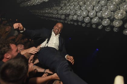 Al novio también lo tiraron por el aire.