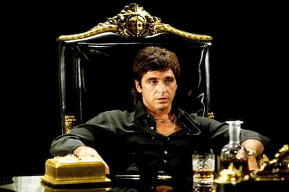 Al Pacino en su memorable interpretación de Scarface; Luca Guadagnino dirigirá una nueva versión del clásico, con guion de los hermanos Cohen