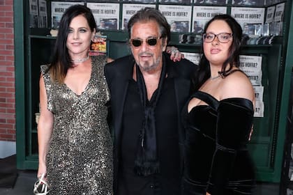 Al Pacino, en la avant premier de El irlandés junto a su nueva novia, Meital Dohan, y su hija Olivia