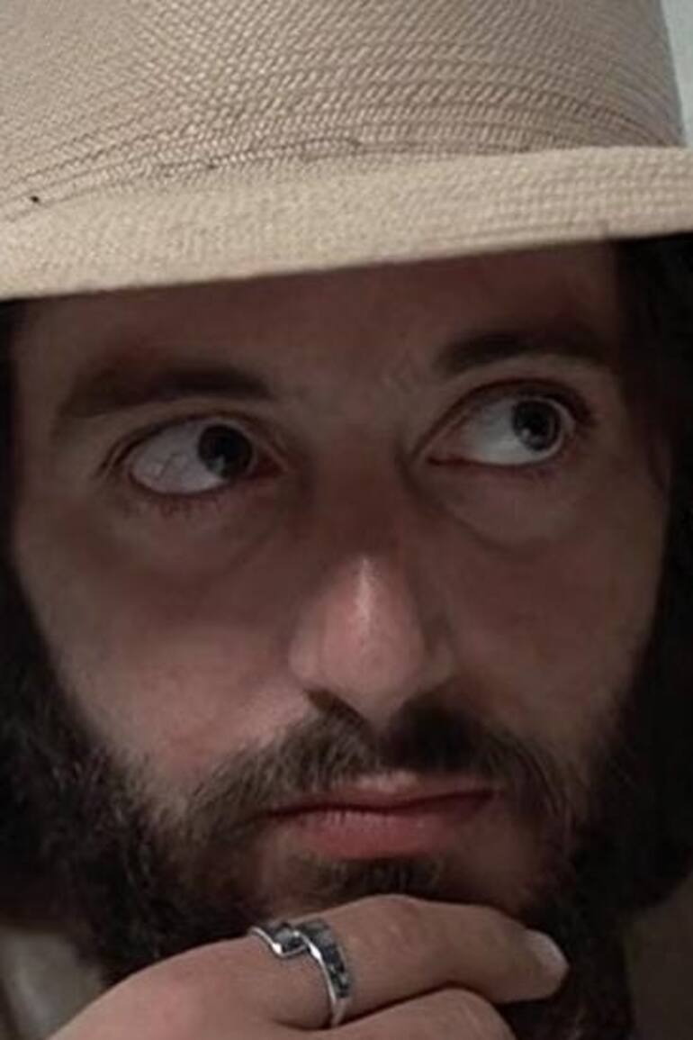 Al Pacino mantuvo varias reuniones con el verdadero Frank Serpico antes de comenzar el rodaje de la película para conocer la esencia de su personaje y modelar una de las mejores actuaciones de su carrera