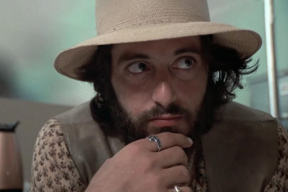 Al Pacino mantuvo varias reuniones con el verdadero Frank Serpico antes de comenzar el rodaje de la película para conocer la esencia de su personaje y modelar una de las mejores actuaciones de su carrera