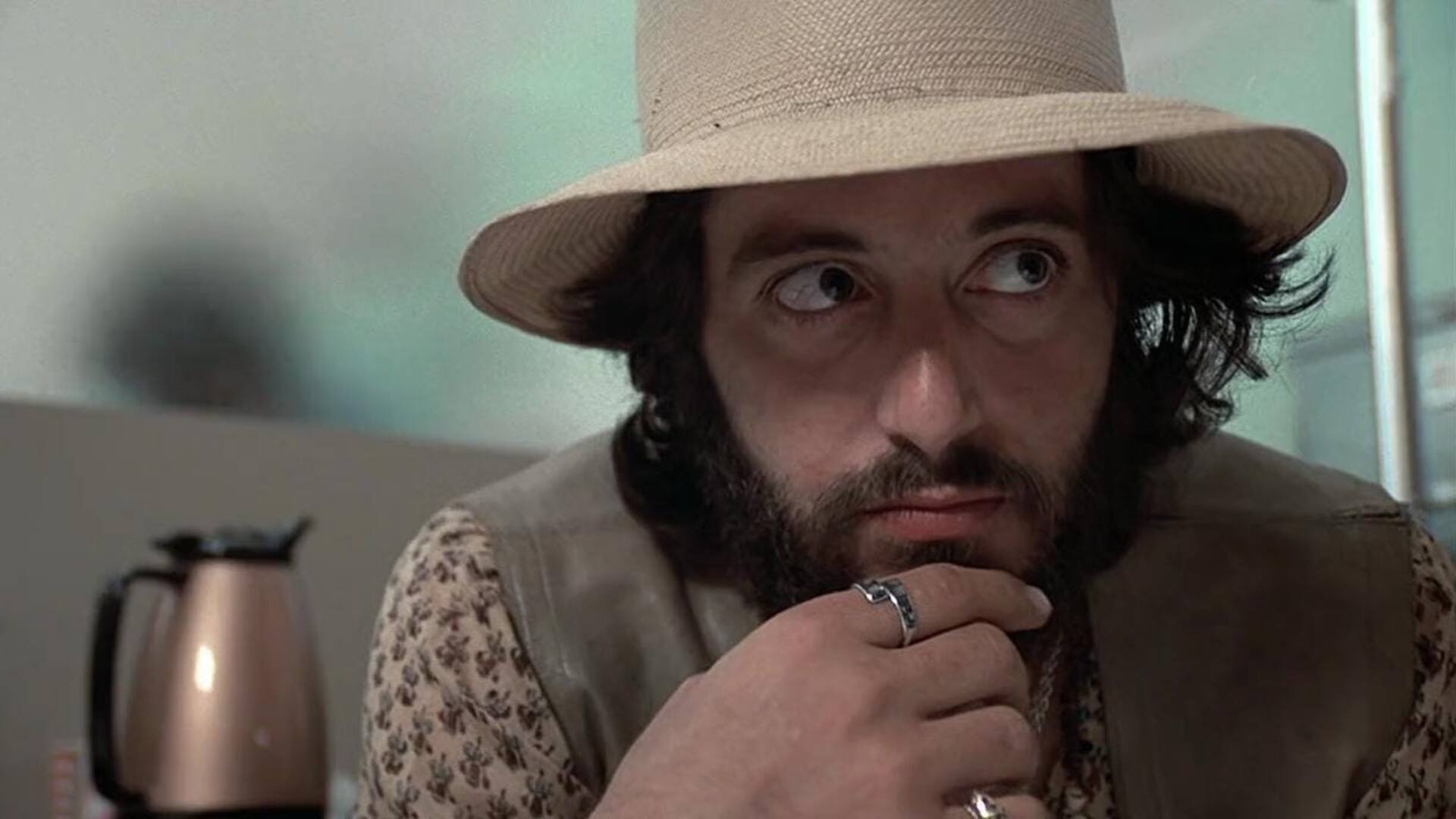 Al Pacino mantuvo varias reuniones con el verdadero Frank Serpico antes de comenzar el rodaje de la película para conocer la esencia de su personaje y modelar una de las mejores actuaciones de su carrera