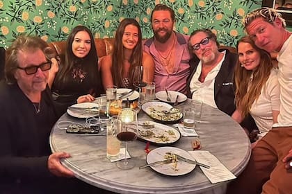 Al Pacino y Noor Afallah compartieron una vela con Jason Momoa, quien difundió la imagen en sus redes sociales a principio del 2022