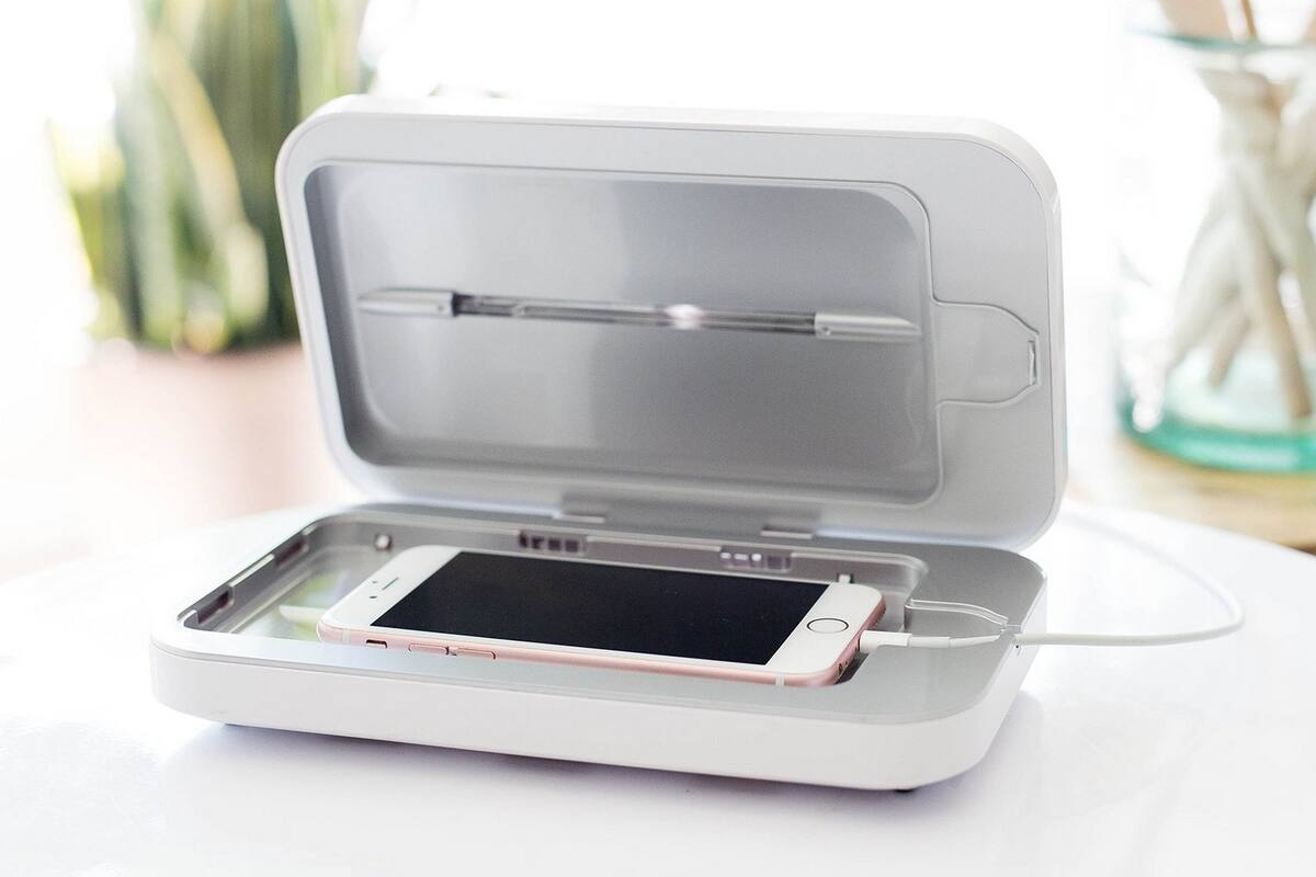 Al paño de microfibra con agua jabonosa o alcohol isopropílico se suma la alternativa de desinfectar el smartphone con luz ultravioleta con dispositivos como el PhoneSoap